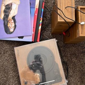 Record player + 2 speakers + 5 records